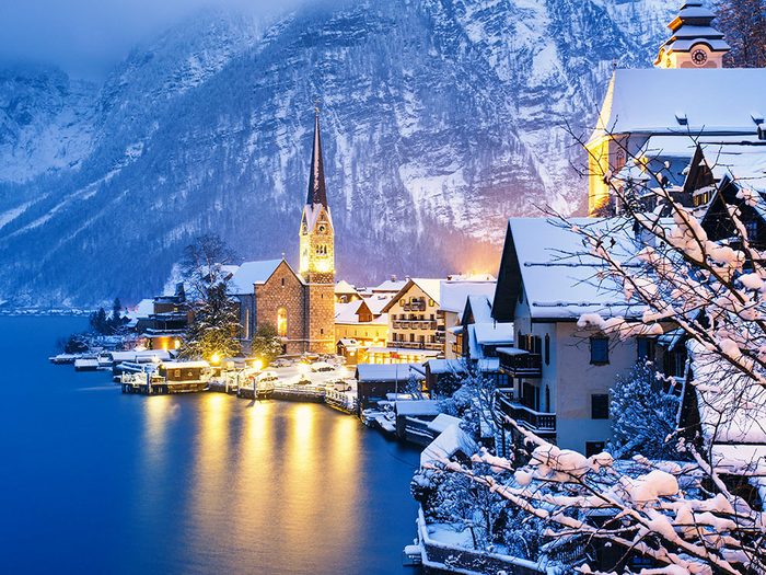 Hallstatt en Autriche est l'une des 13 villes dans le monde qui sont magnifiques sous la neige.