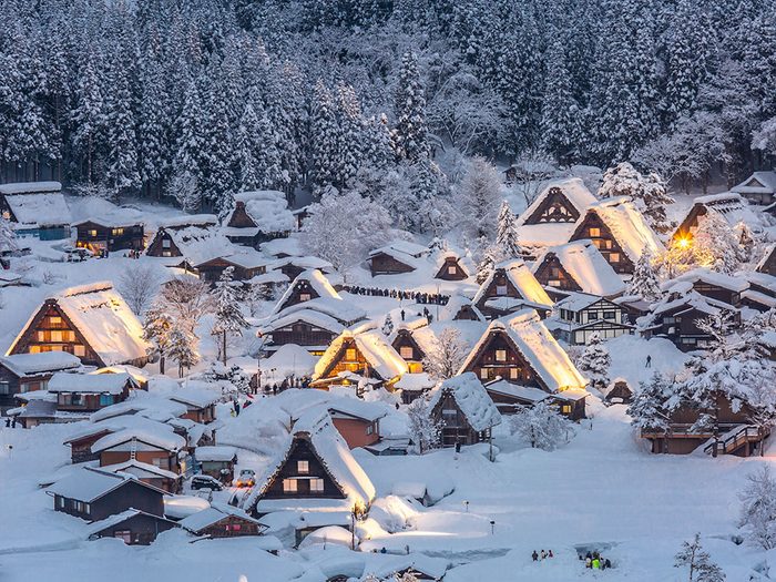 Shirakawa-go et Gokayama au Japon font partie des 13 villes dans le monde qui sont magnifiques sous la neige.