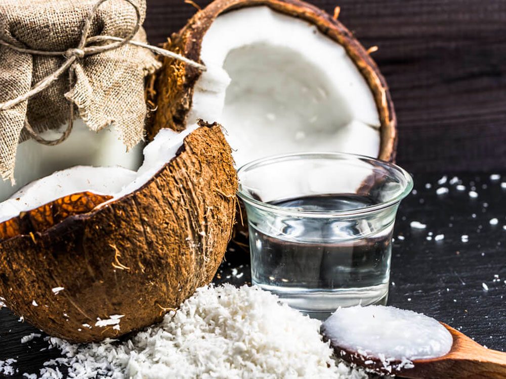 L'huile de noix de coco est un remède contre la gingivite.