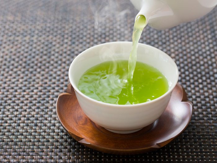 Le thé vert est un remède contre la gingivite.