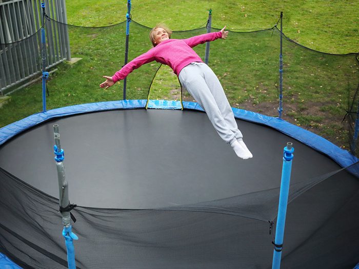Faites du trampoline pour retrouver de l'énergie.