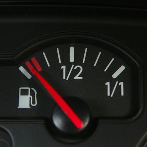 Entretien automobile: ne pas rouler presque jusqu’à tomber en panne d’essence.