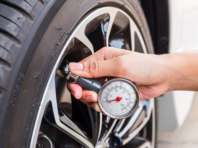 Entretien automobile: vitez de laisser la pression des pneus descendre trop bas.
