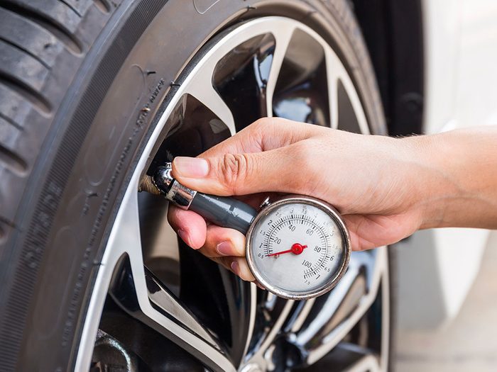 Entretien automobile: évitez de laisser la pression des pneus descendre trop bas.
