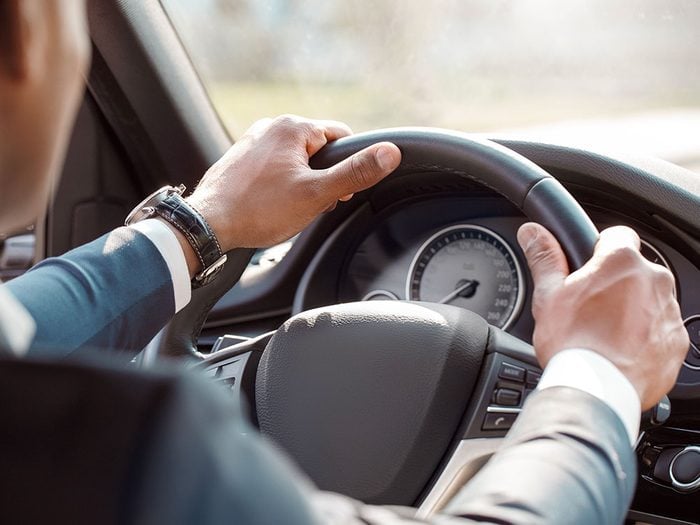 Entretien automobile: évitez de freiner et démarrer brusquement.