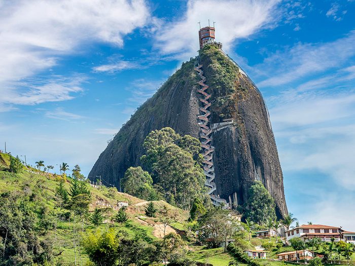 Du haut de ses 70 millions d’années, un rocher, La Piedra est l'un des escaliers les plus vertigineux au monde.