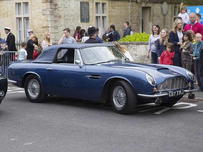 Faits incroyables: l’automobile du Prince Charles roule au vin.