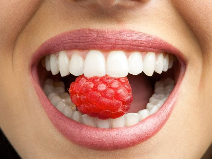 L'orthodontiste évitera de vous dire qu'il sait quand vous mangez ou buvez avec votre gouttière dans la bouche.
