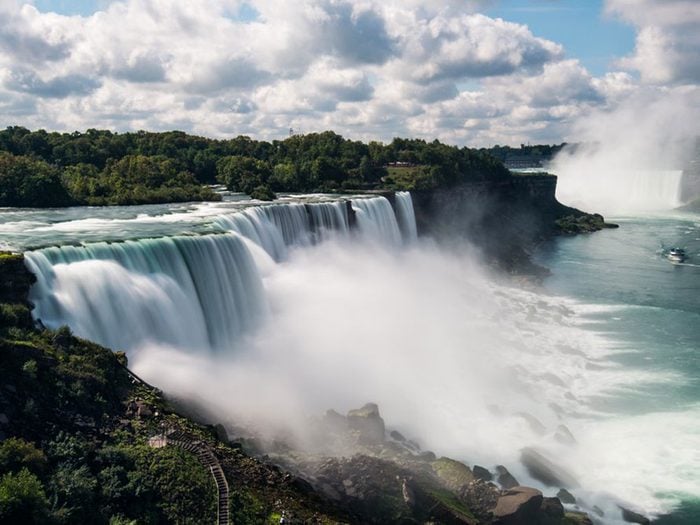 Le paradoxe du premier homme à avoir survécu aux chutes du Niagara.