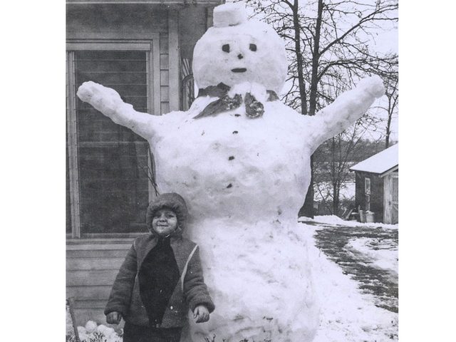 Une photo historique d'un bonhomme de neige gant.
