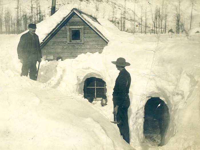 Photos historiques: Une photo historique d'une maison bien ensevelie par la neige en 1903.