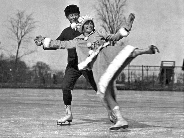 Une photo historique d'un couple heureux sur la glace en cette journe dhiver de 1919  Chicago.
