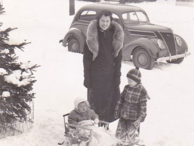 Une photo historique d'une famille durant lhiver 1938-1939.