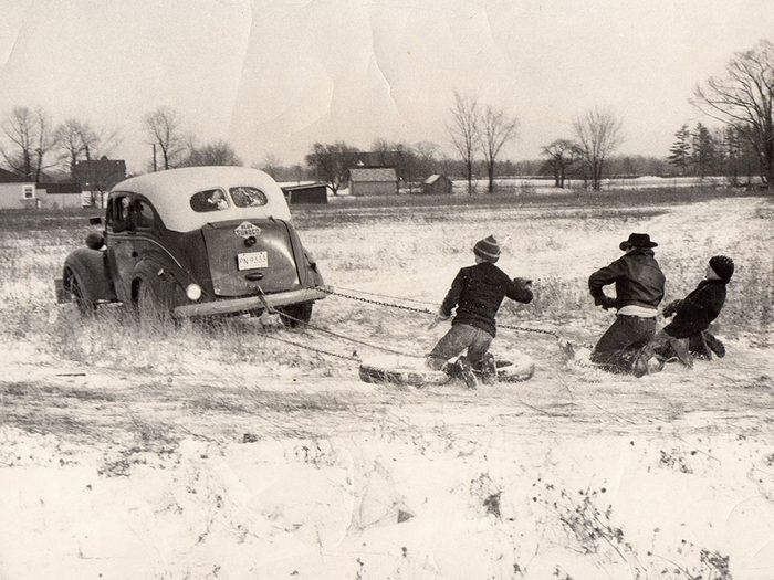 Photos historiques: Une photo historique d'une partie de jeu en hiver.