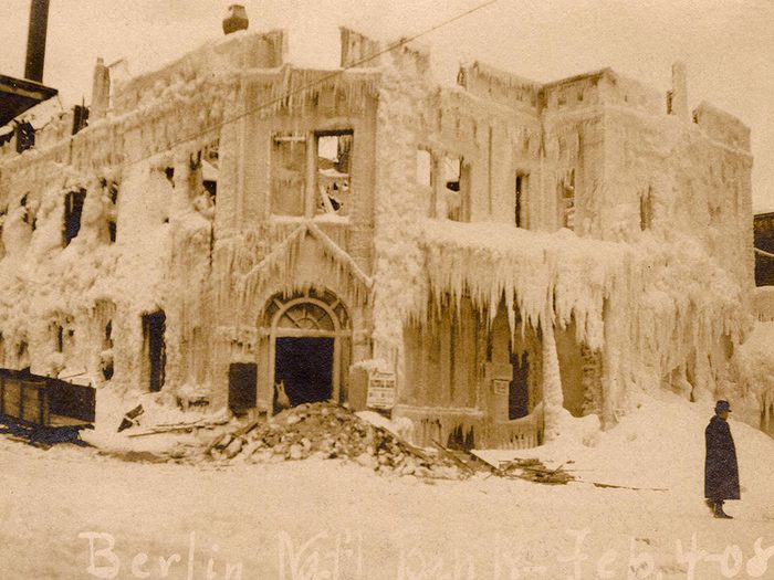 Une photo historique d'un bâtiment glacé de Berlin, au New Hampshire.