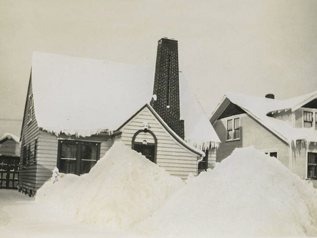 Une photo historique d'une amas de neige neige durant lhiver 1939 dans le Michigan.