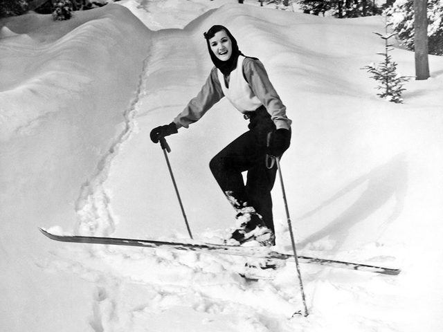 Une photo historique d'une sance de ski.