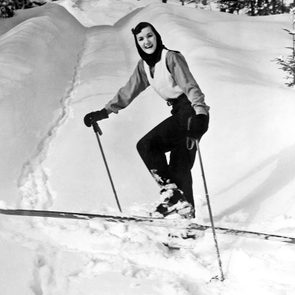 Une photo historique d'une séance de ski.