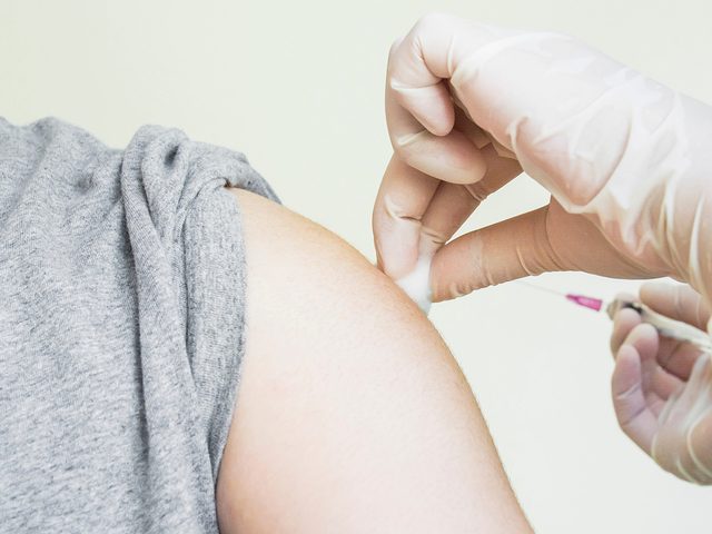 Mythes sur le cancer: la vaccination  la petite enfance (y compris linjection de vitamine K  la naissance) peut causer le cancer