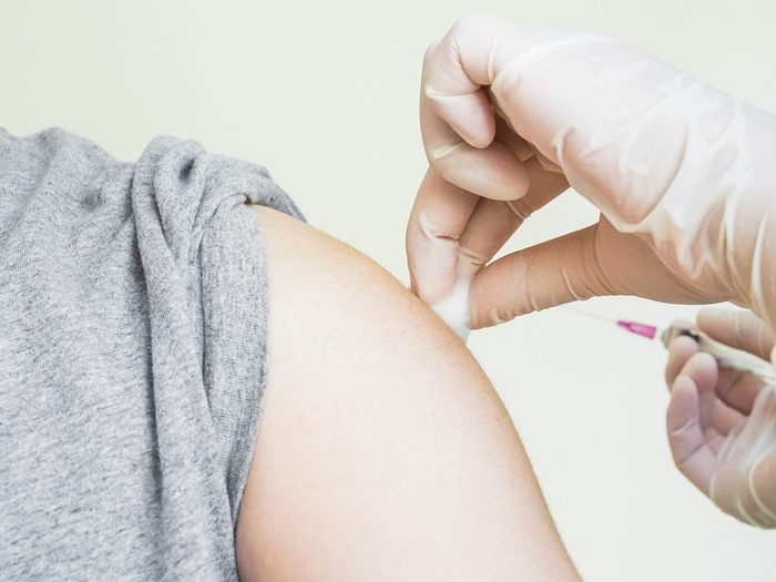 Mythes sur le cancer: la vaccination à la petite enfance (y compris l’injection de vitamine K à la naissance) peut causer le cancer