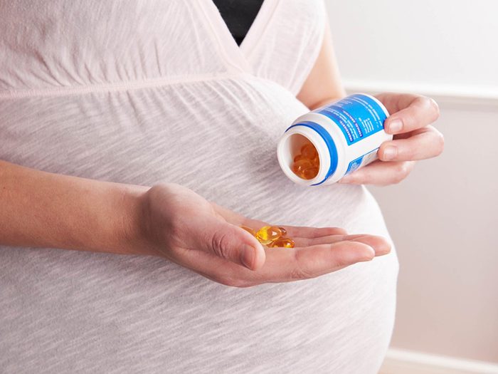 Une femme enceinte prend de l'acide folique.