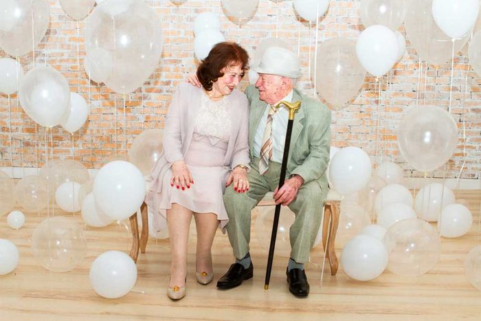 Deux personnes âgées qui célèbre leur 100 ans.