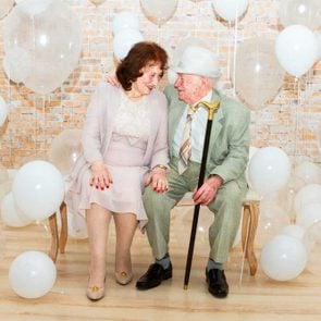Deux personnes âgées qui célèbre leur 100 ans.