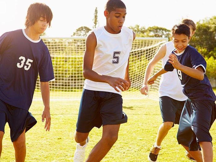 L’exercice physique augmente la plasticité du cerveau de l'adolescent et limiterait l'envie de malbouffe.