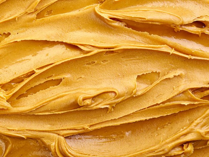 Le beurre d’arachide léger fait partie des aliments mauvais pour la santé.