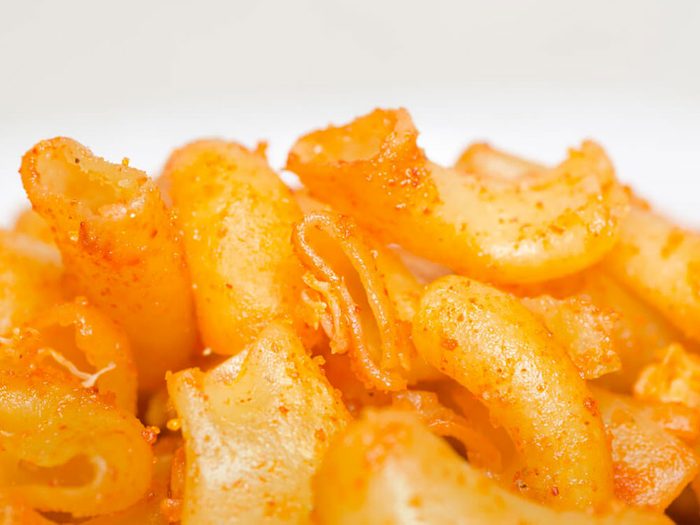 Les macaroni au fromage en boîte font partie des aliments mauvais pour la santé.