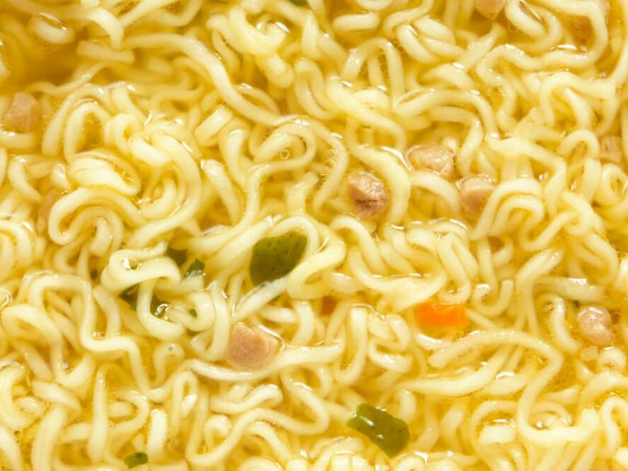 La soupe-repas aux nouilles instantanée fait partie des aliments mauvais pour la santé.