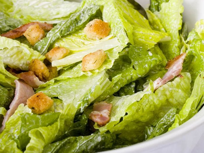 Le kit de salade César fait partie des aliments mauvais pour la santé.