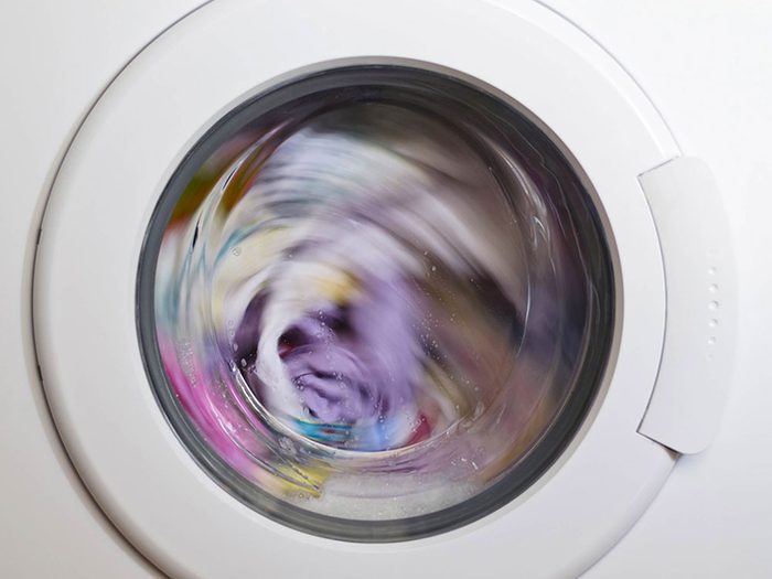 Bruits dans la maison: attention aux cognements dans la laveuse.