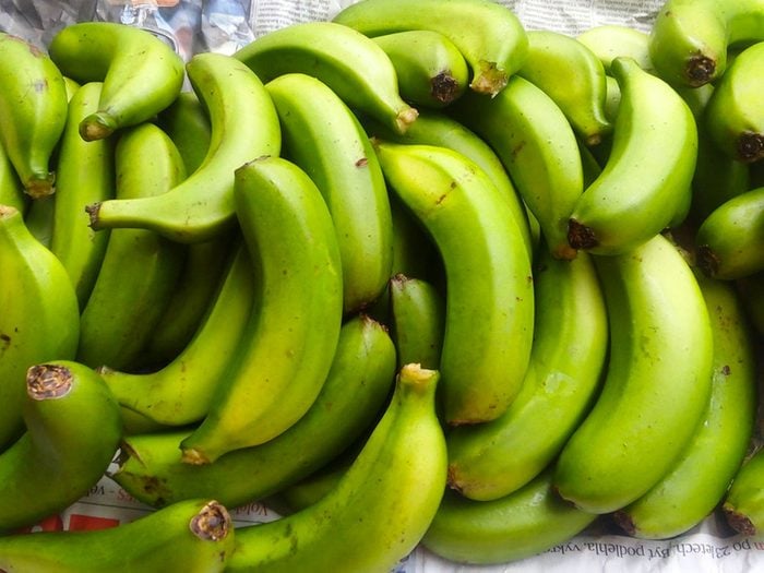 Les bananes vertes font partie des aliments qui peuvent aggraver la constipation.