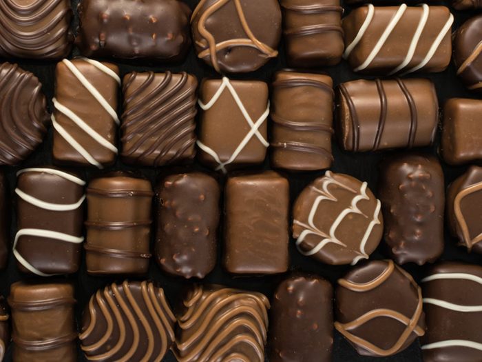 Le chocolat, les gâteaux et les biscuits font partie des aliments qui peuvent aggraver la constipation.