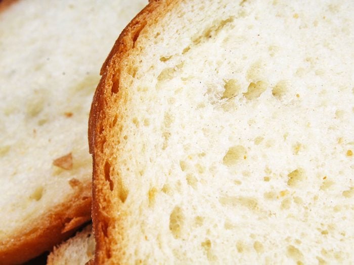 Le pain blanc fait partie des aliments qui peuvent aggraver la constipation.