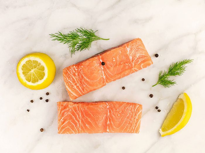 Manger beaucoup de poisson réduit le risque de crises cardiaques.