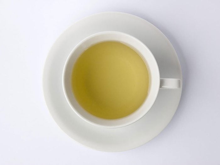 Boire du thé vert à la place du café réduit le risque de crises cardiaques.