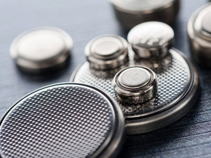 Faites attention attention aux piles boutons pour éviter un empoisonnement.