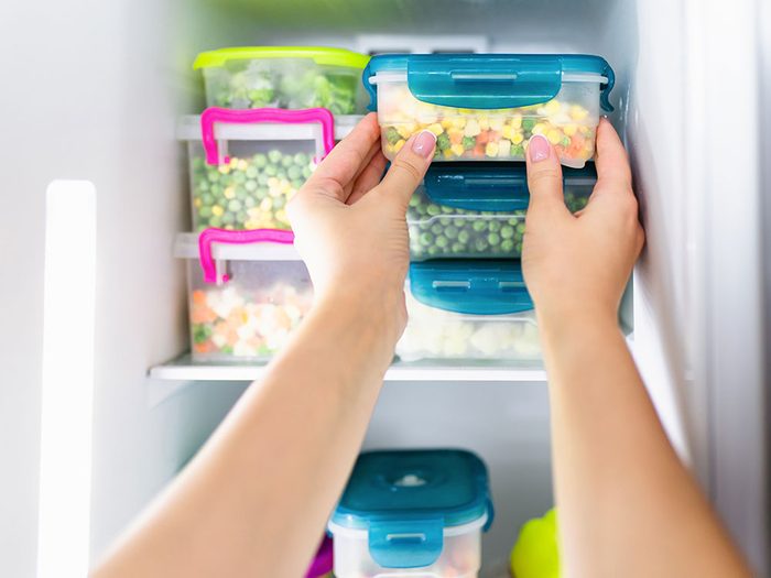 Gardez les aliments au réfrigérateur pour éviter une intoxication alimentaire.