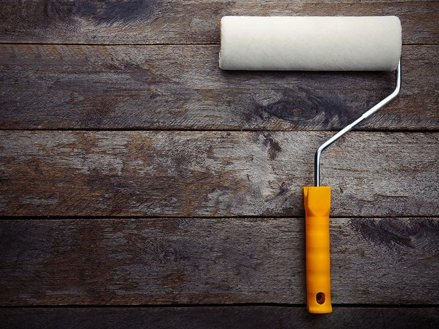 Nettoyer la maison: utilisez un rouleau  peinture propre pour lessiver vos murs.