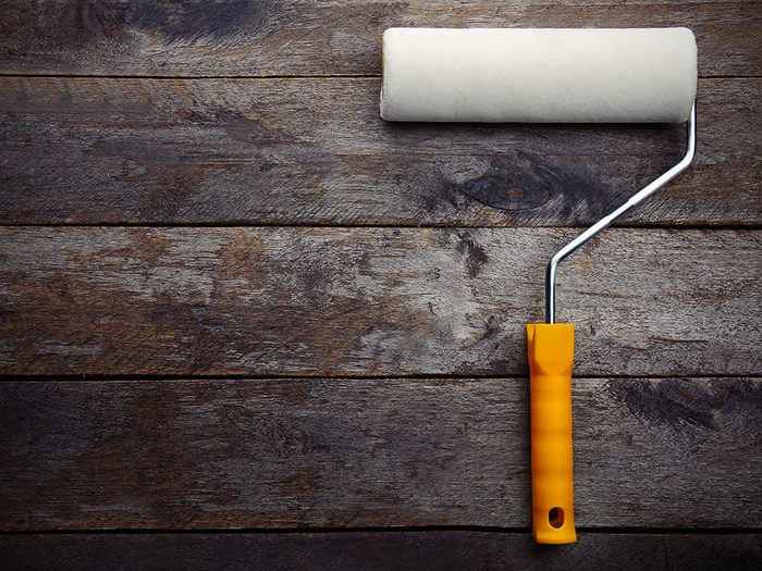  Nettoyer la maison: utilisez un rouleau à peinture propre pour lessiver vos murs.