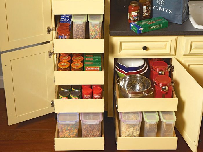 Une armoire de cuisine à tiroirs pour organiser sa cuisine.