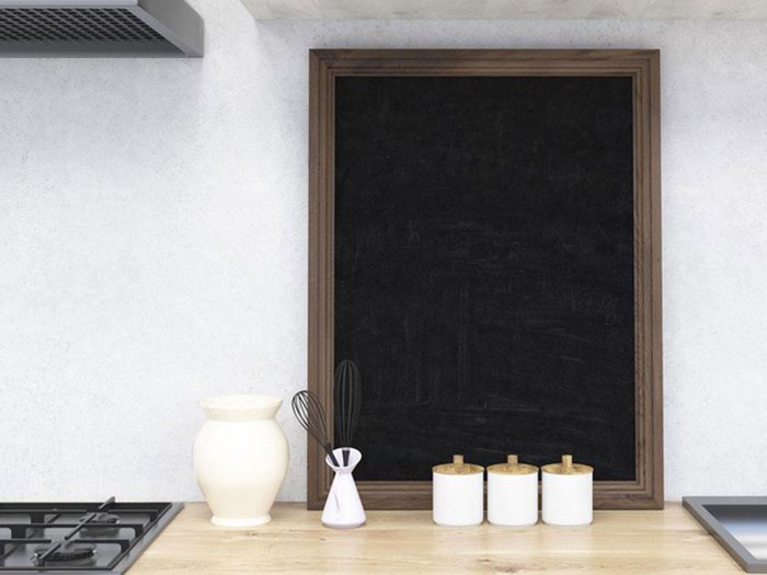 Un tableau noir à l’honneur pour organiser sa cuisine.