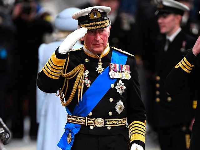 Si la Reine Elizabeth mourait, le Prince Charles deviendrait immdiatement roi.