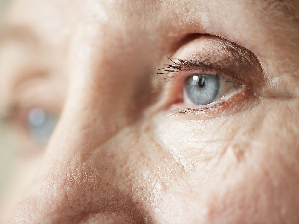 Santé des yeux: attention à la douleur, aux nausées, aux vomissements et à une pupille d’une taille anormale.
