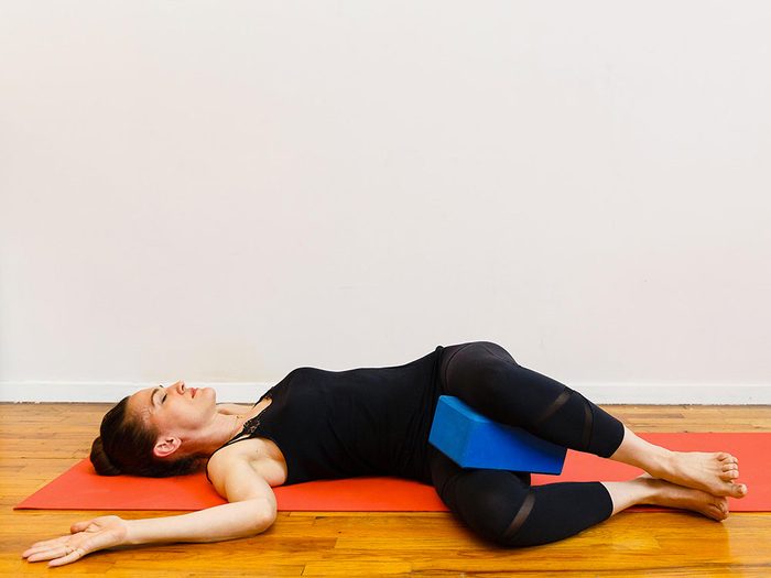 L’étirement en position latérale est l'un des étirements de yoga à essayer pour une bonne nuit de sommeil.
