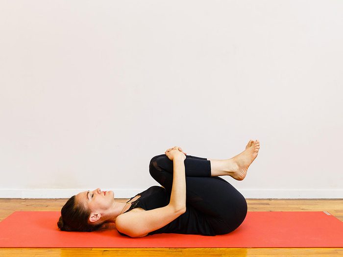 La posture pelotonnée est l'un des étirements de yoga à essayer pour une bonne nuit de sommeil.