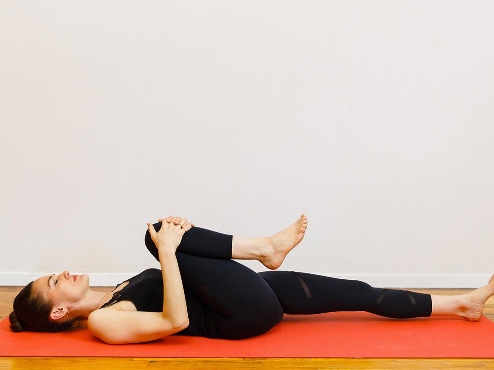La préparation à la posture pelotonnée est l'un des étirements de yoga à essayer pour une bonne nuit de sommeil.