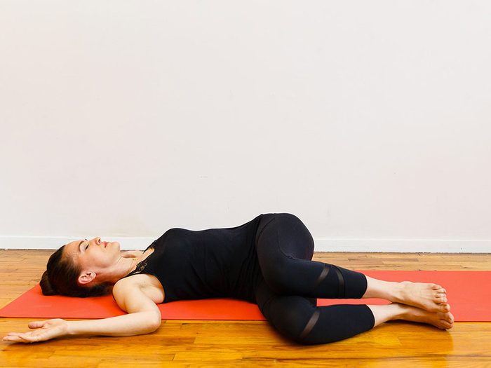Le repos du corps est l'un des étirements de yoga à essayer pour une bonne nuit de sommeil.